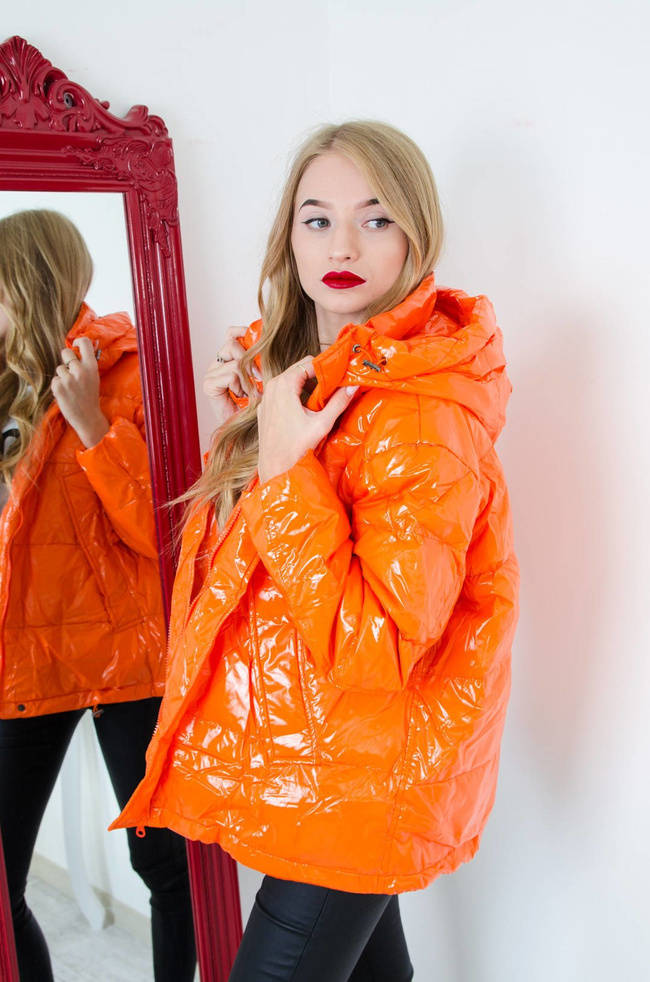 POMARAŃCZOWA WINYLOWA KURTKA Z KAPTUREM OVERSIZE