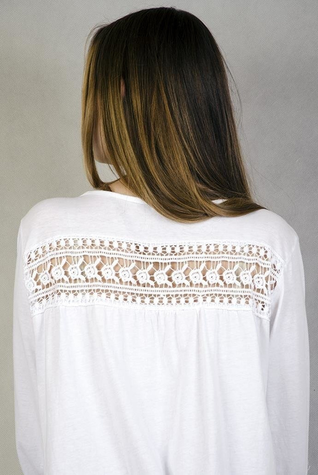 Biała bluzka z ażurowymi zdobieniami i podwijanymi rękawami