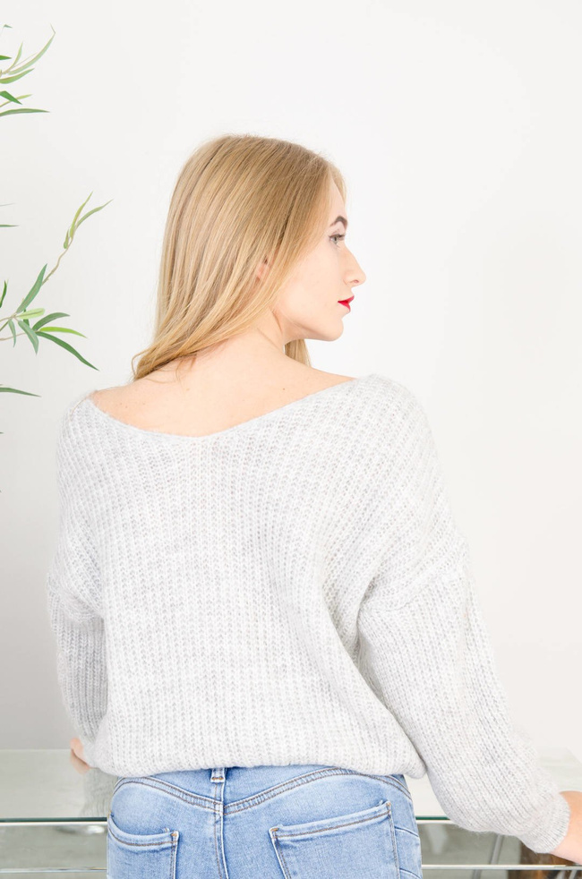 KRÓTKI SZARY SWETER Z DEKOLTEM W SZPIC