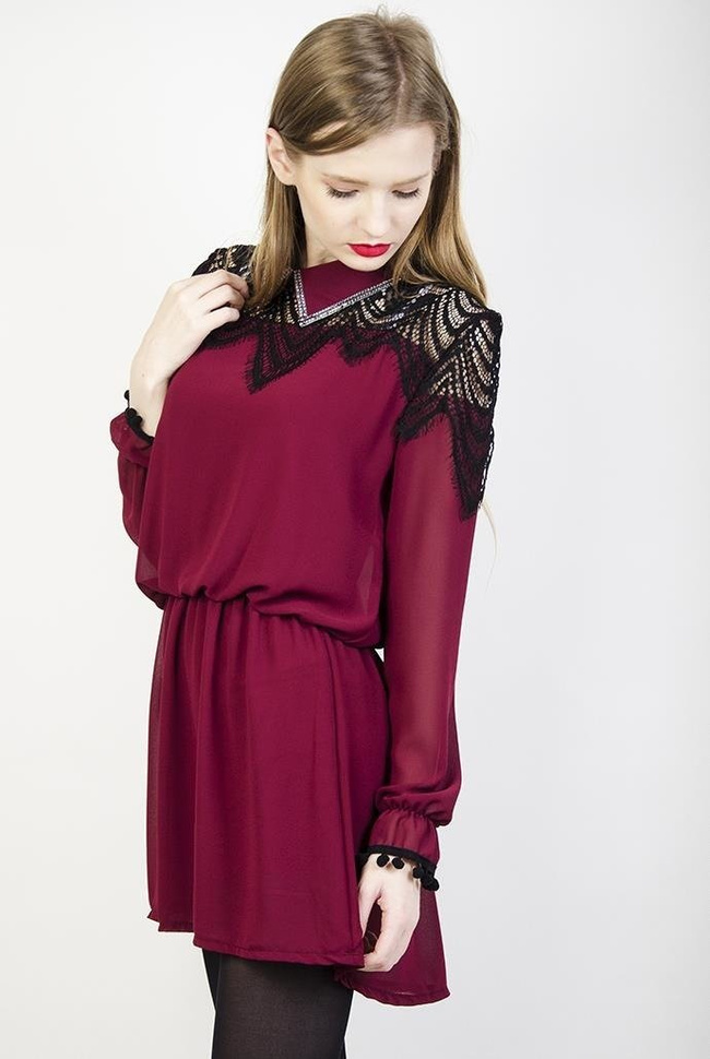 Bordowa szyfonowa sukienka ze zdobieniem i kołnierzykiem