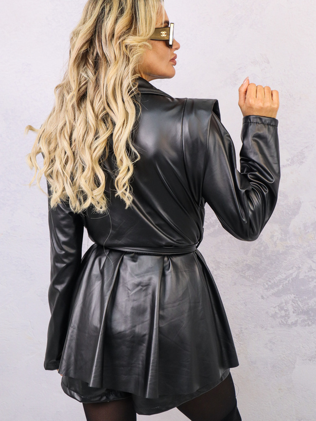 KOMBINEZON Z IMITACJI SKÓRY WIĄZANY W PASIE- CZARNY