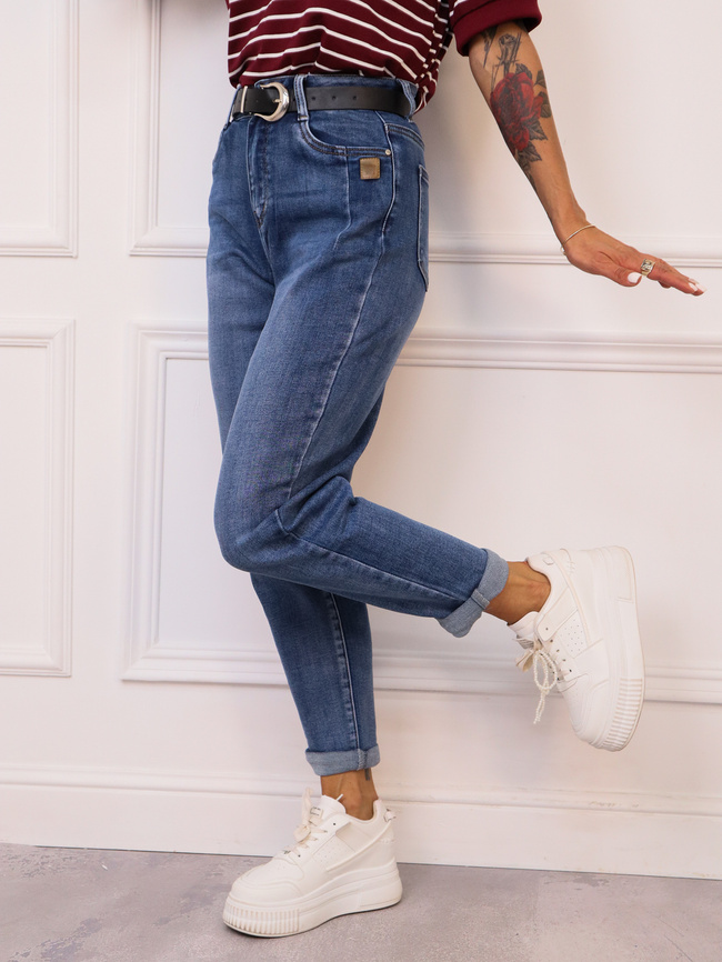 SPODNIE JEANSOWE MOM FIT Z PRZESZYCIAMI PRZY KIESZENIACH I NASZYWKĄ+ PASEK