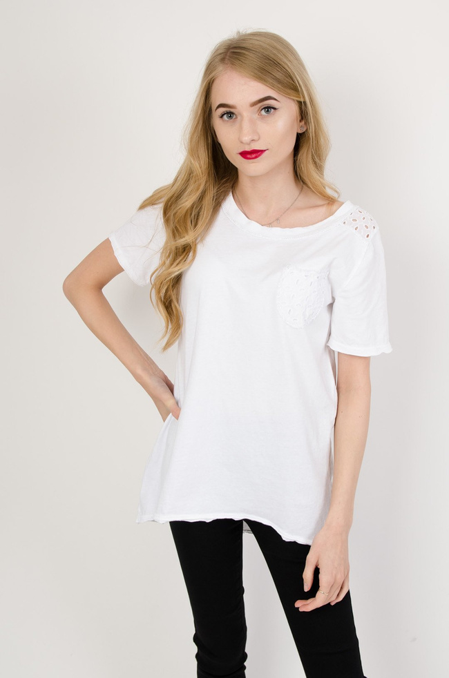 Biała bluzka obszyta srebrną nicią i ażurową kieszonką