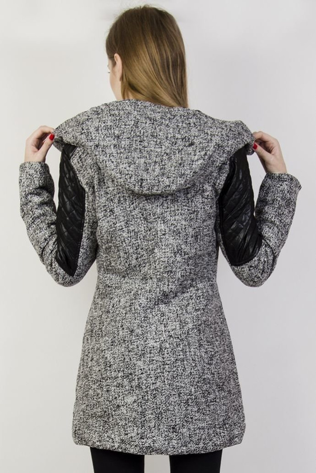 Jasnoszary płaszcz z kapturem i czarnymi wstawkami