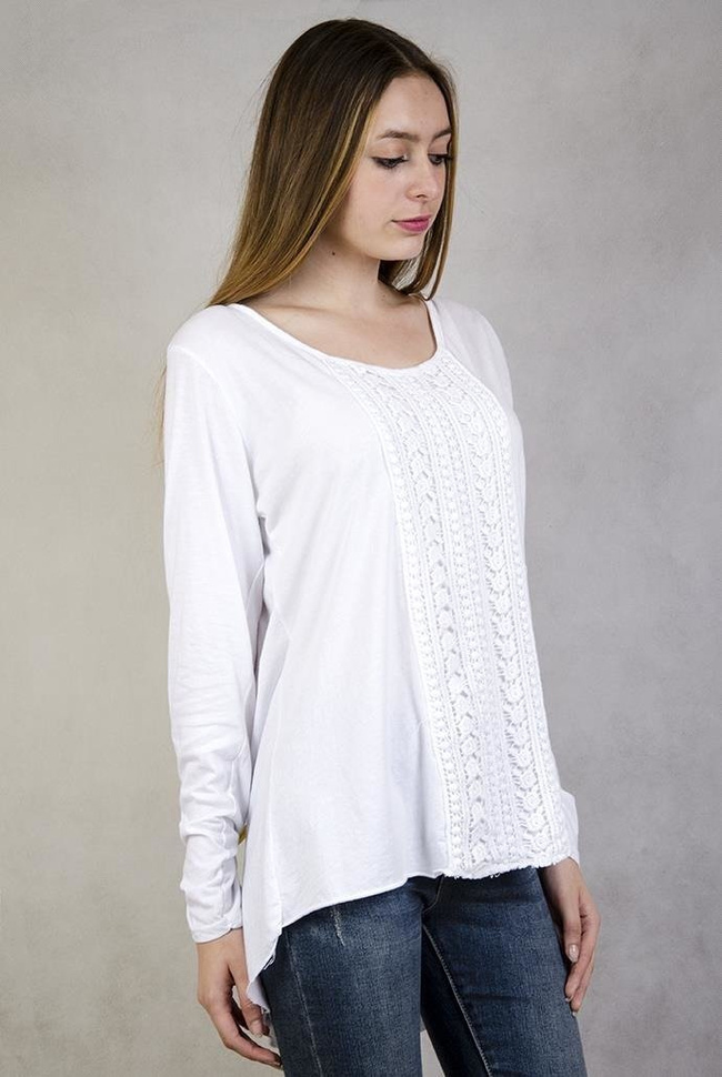 Biała bluzka z ażurowymi zdobieniami i podwijanymi rękawami