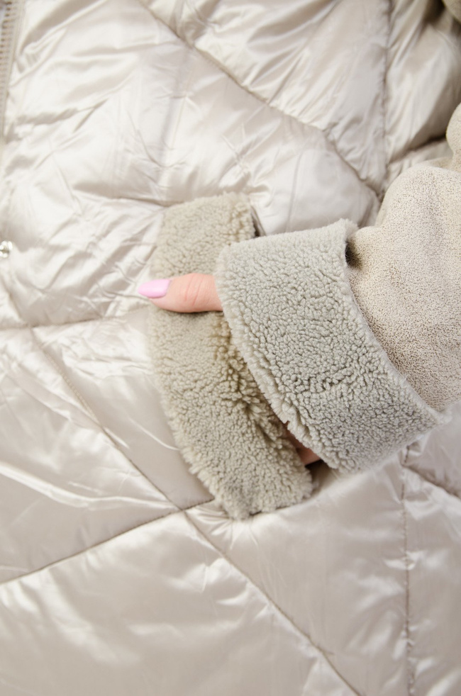 Beżowy pikowany płaszczyk z kożuchem na rękawach