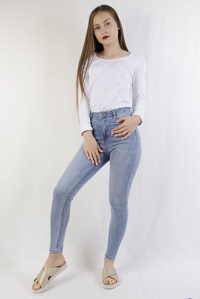 Jasne spodnie jeansowe z delikatnymi przetarciami