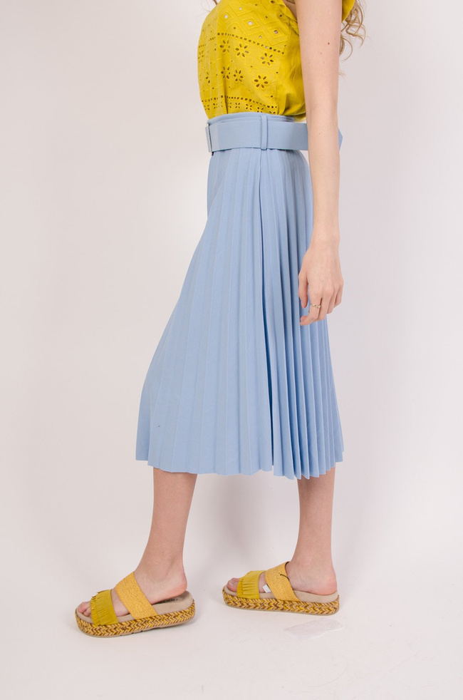 Plisowana spódnica z paskiem w kolorze niebieskim