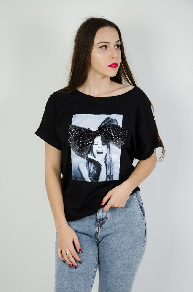 Czarna bluzka z motywem kobiety oraz kokardą