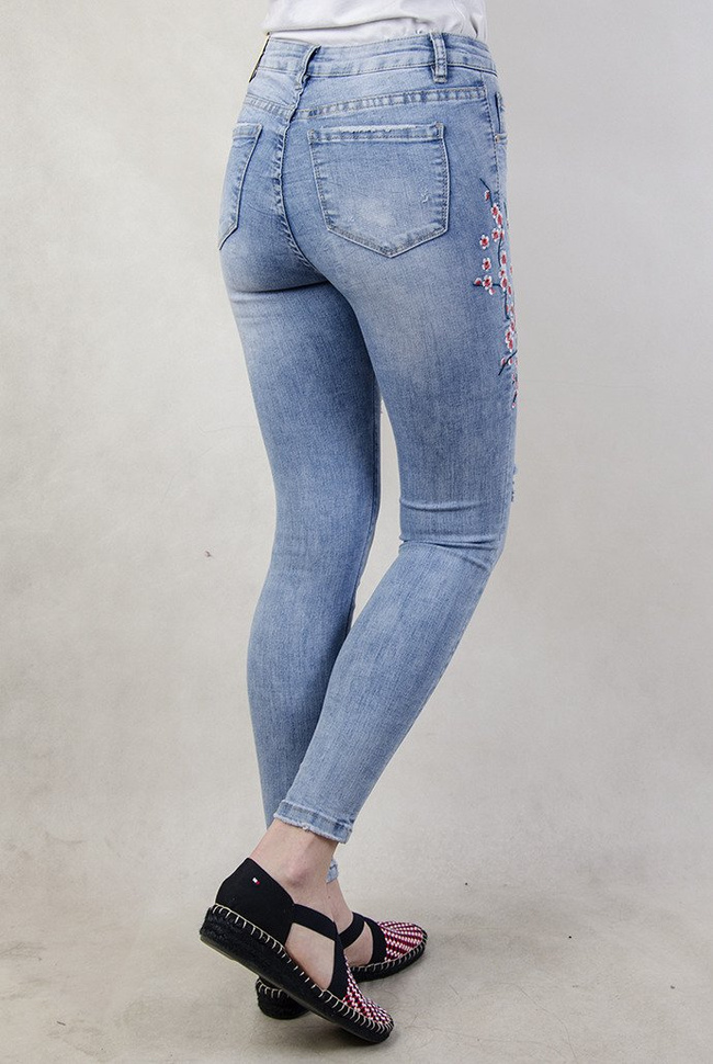Jasne spodnie jeansowe z motywem kwiatowym