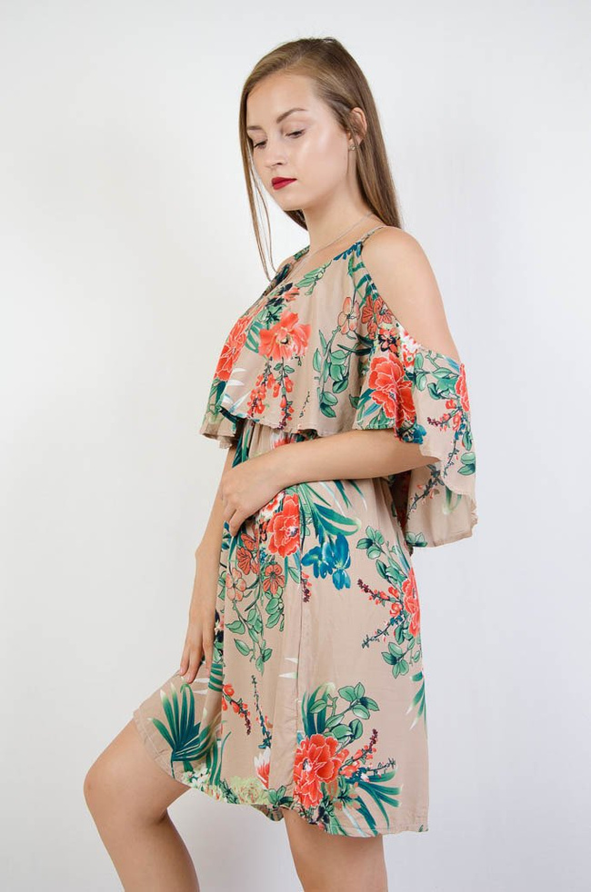 Jasnobrązowa sukienka w kwiaty z hiszpańskim dekoltem