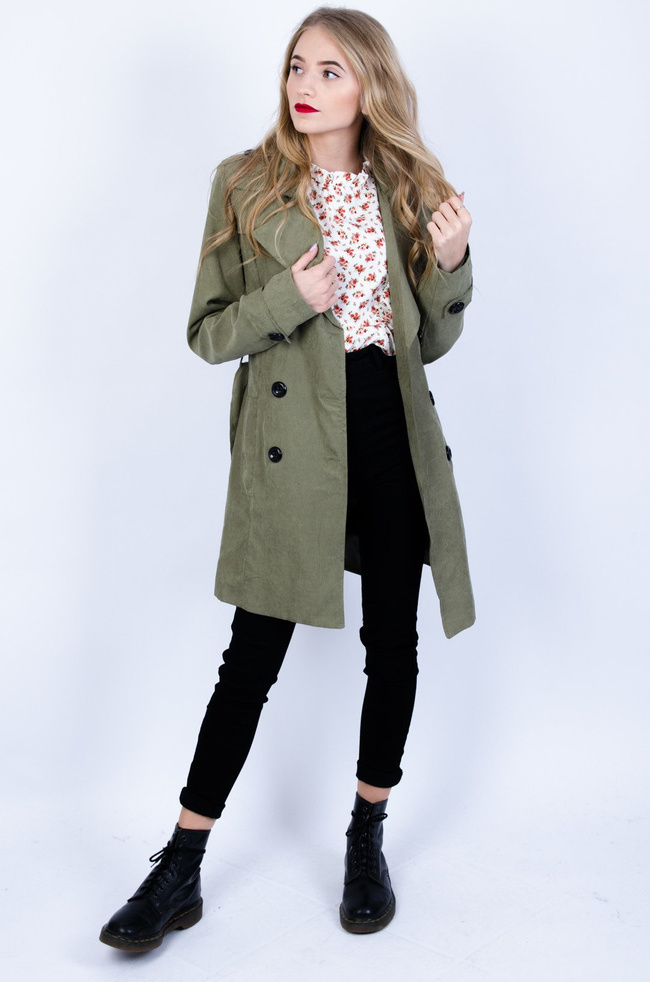 Zielony płaszcz typu trencz