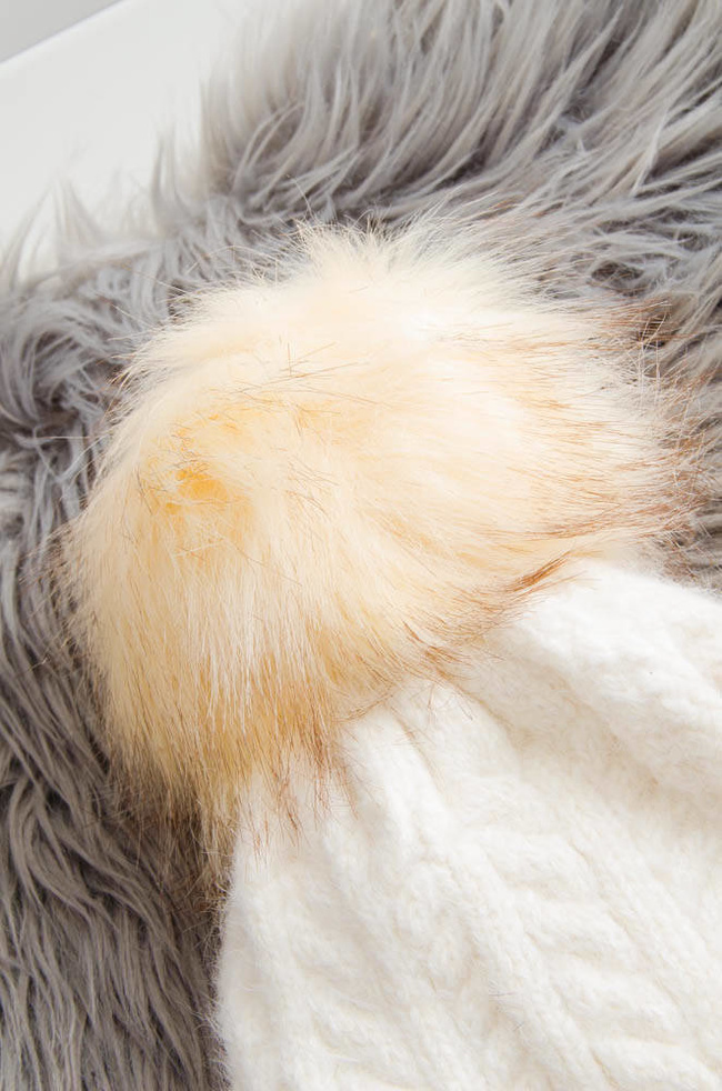 BEŻOWA OCIEPLANA CZAPKA Z POMPONEM 