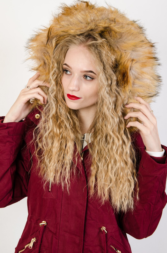 Bordowa asymetryczna kurtka ze złotymi zamkami