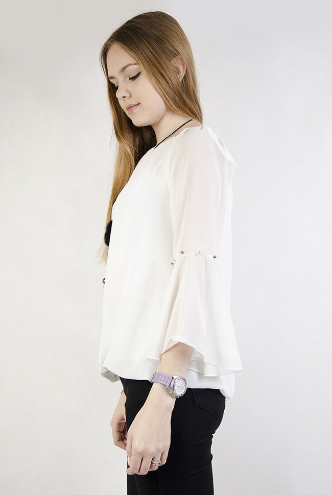 Biała zwiewna bluzka z rozszerzonymi rękawami oraz perełkami