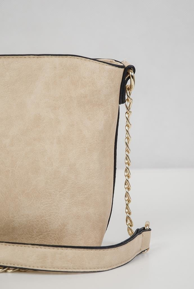 Beżowa torebka na złotym łańcuszku