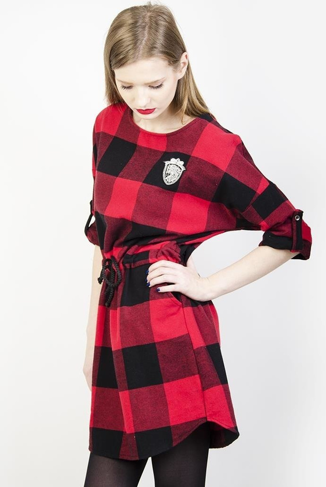 Sukienka w czerwono-czarną kratę, z naszywką