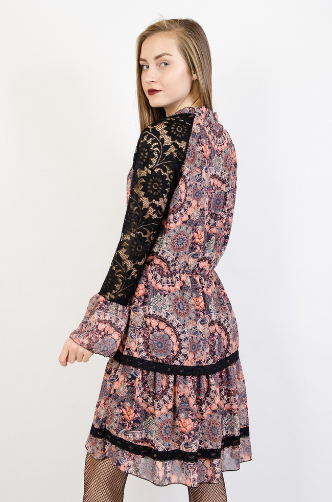 Wzorzysta sukienka z koronkowymi rękawami