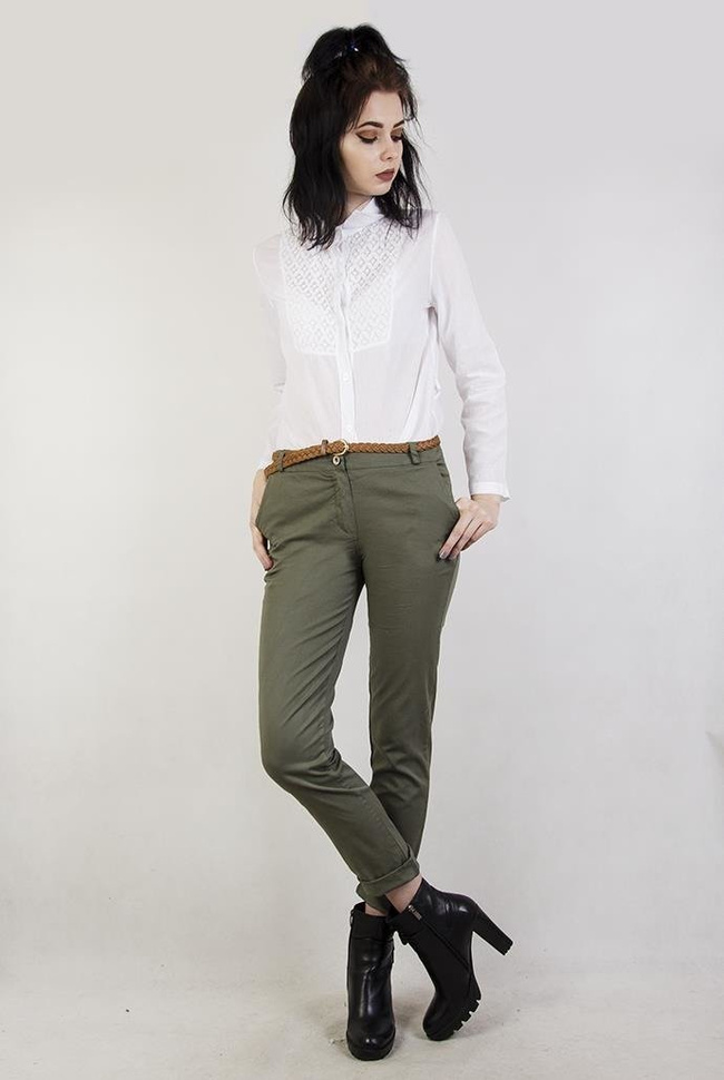 Biała koszula z czarnym wiązaniem w pasie