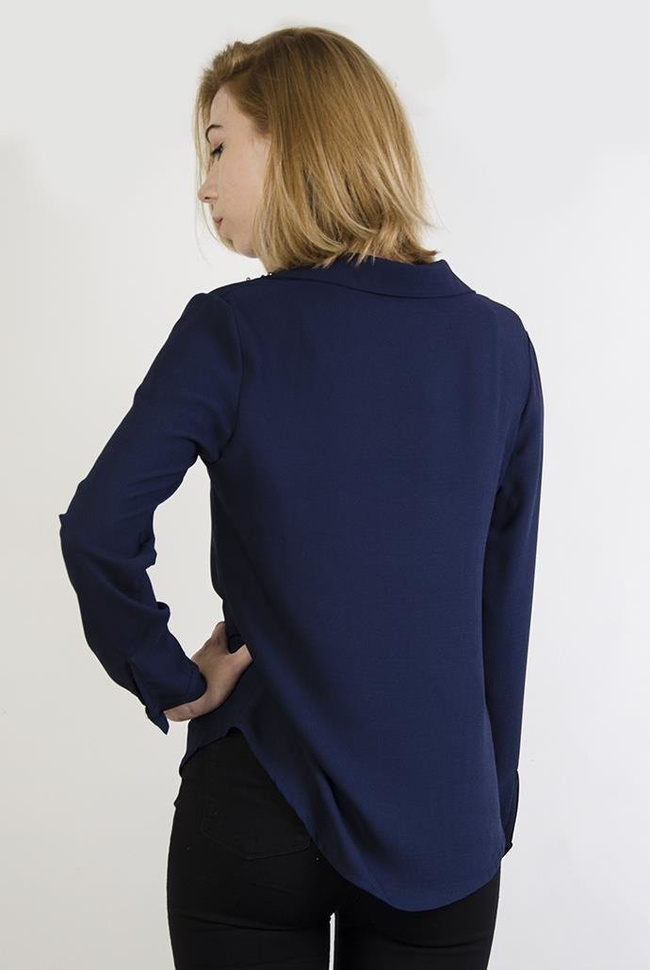 Asymetryczna granatowa koszula z ćwiekami przy kołnierzu