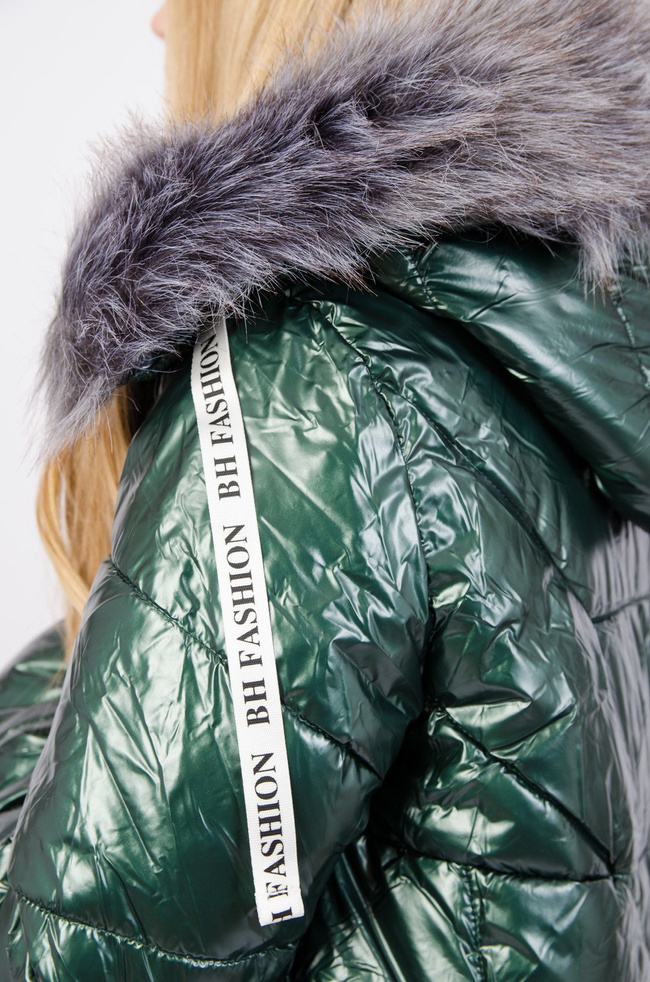Zielona błyszcząca kurtka z futerkiem przy kapturze