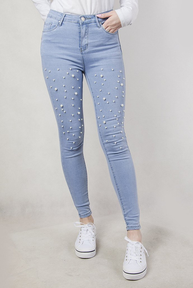 Jasne spodnie jeansowe z koralikami oraz cyrkoniami