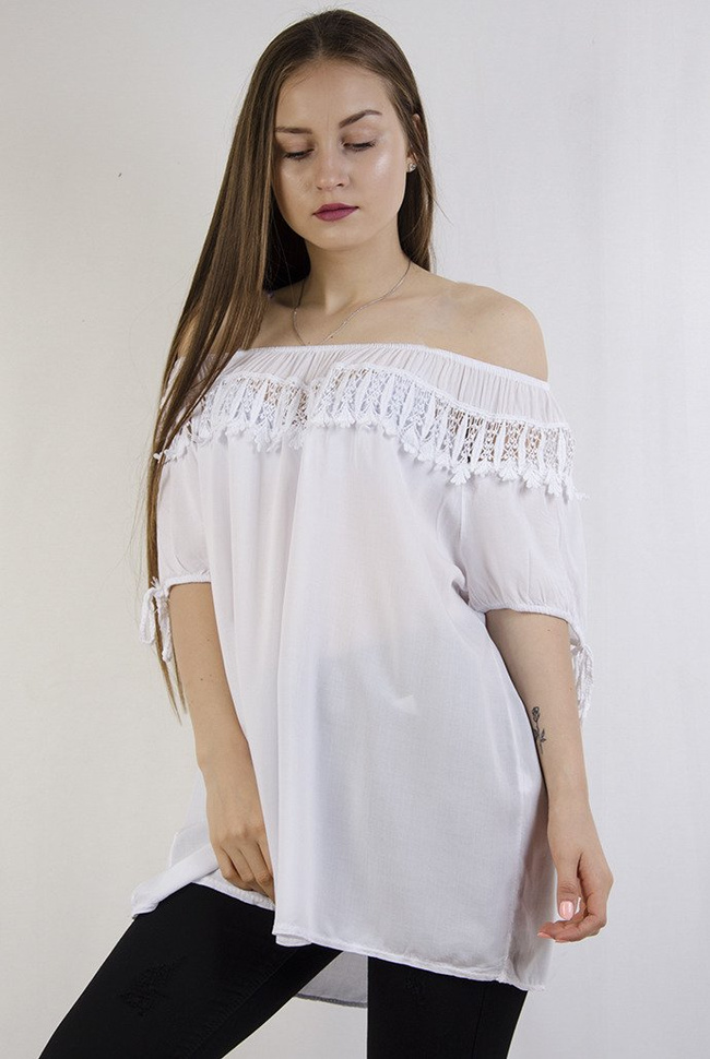 Biała gładka bluzka z ażurowym dekoltem