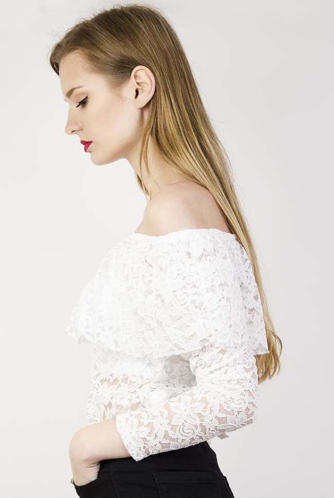 Koronkowe białe body z hiszpańskim dekoltem