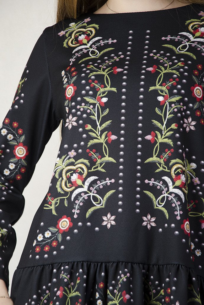 Czarna sukienka ze wzorami folkowymi