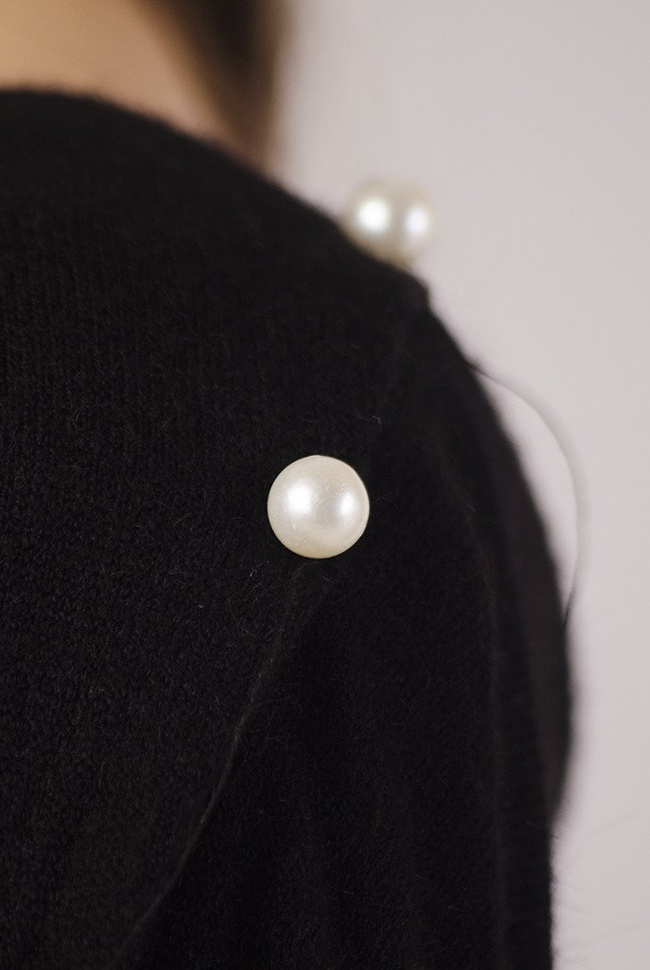 Czarna bluzka z perełkami na rękawach