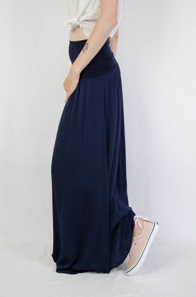 Długa zwiewna granatowa spódnica z szerokim pasem