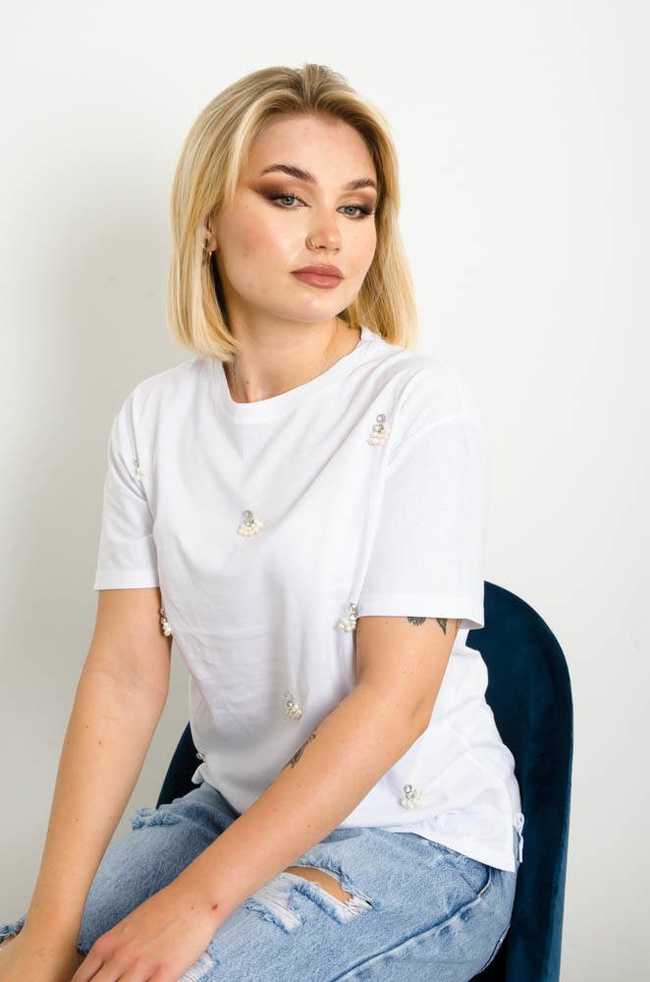 BIAŁY T-SHIRT Z KORALIKAMI