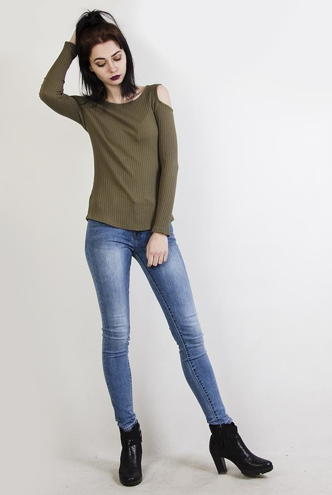 Zielona prążkowana bluzka z wycięciami na ramionach