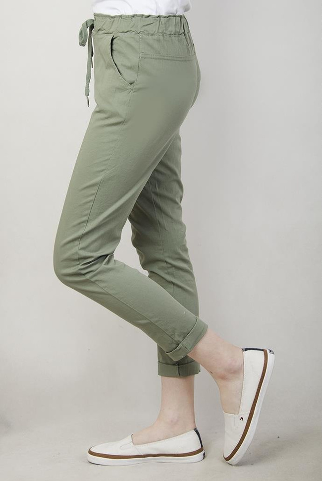 Zielone spodnie z wiązaniem i gumą w pasie