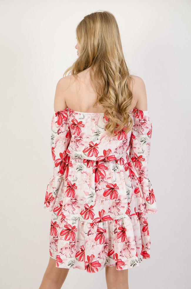 Biała sukienka w czerwone kwiaty z odkrytymi ramionami