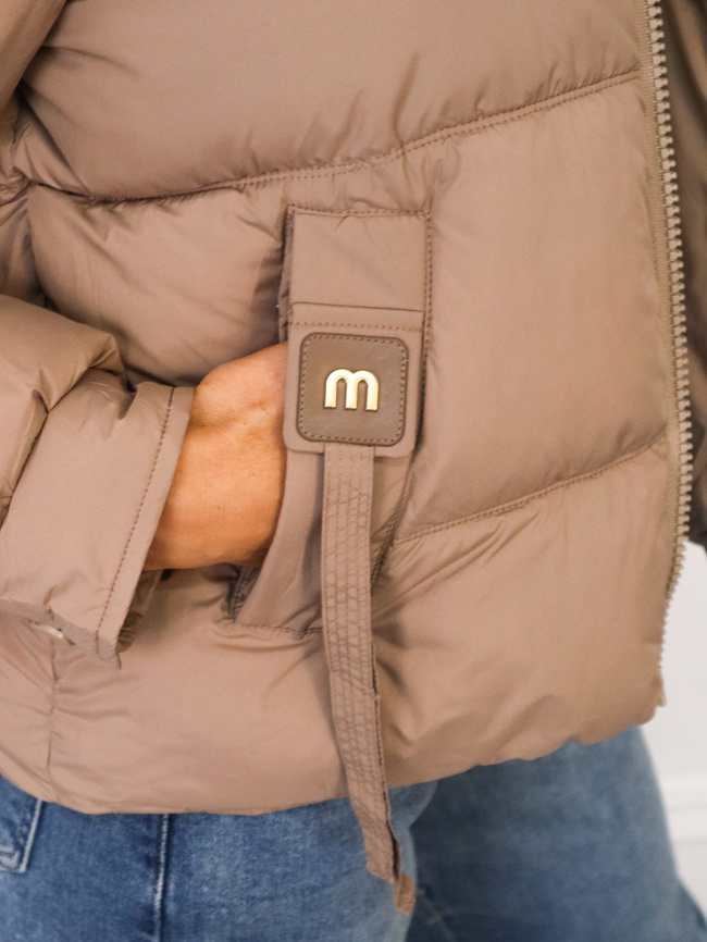 KURTKA PIKOWANA Z OZDOBNYMI NASZYWKAMI PRZY KIESZANIACH- CAPPUCCINO