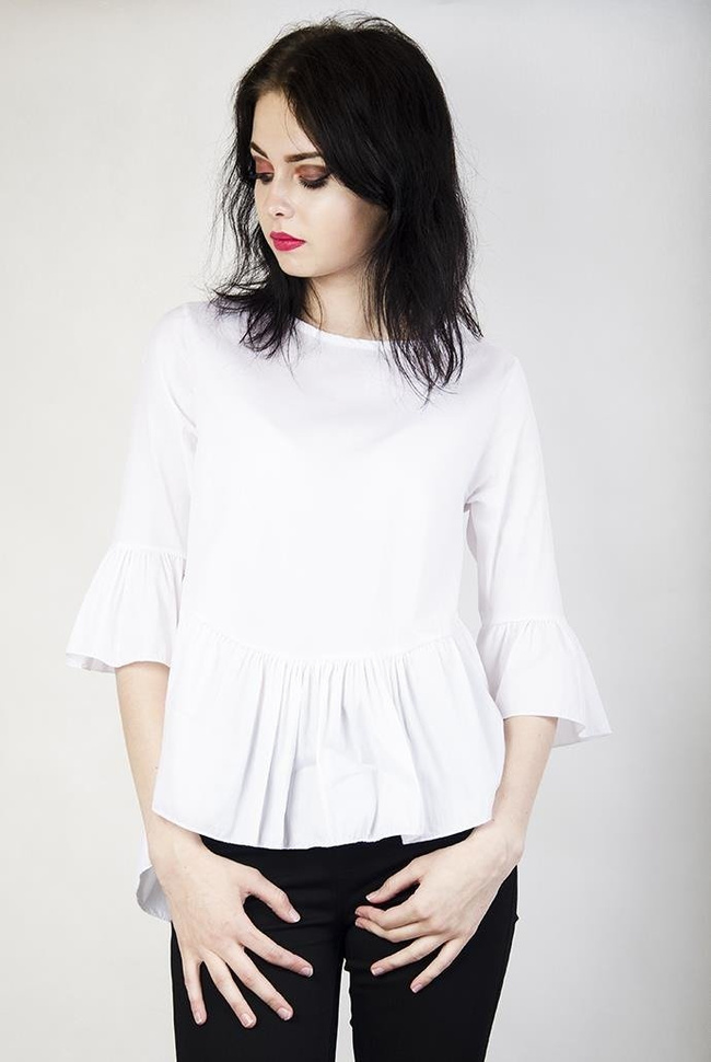 Biała bluzka z falbanami przy rękawach oraz na dole