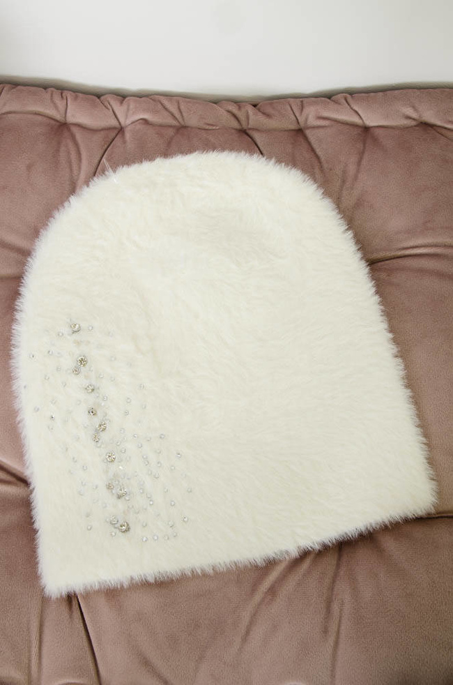 BIAŁA FUTRZANA CZAPKA Z OZDOBNYMI KRYSZTAŁKAMI