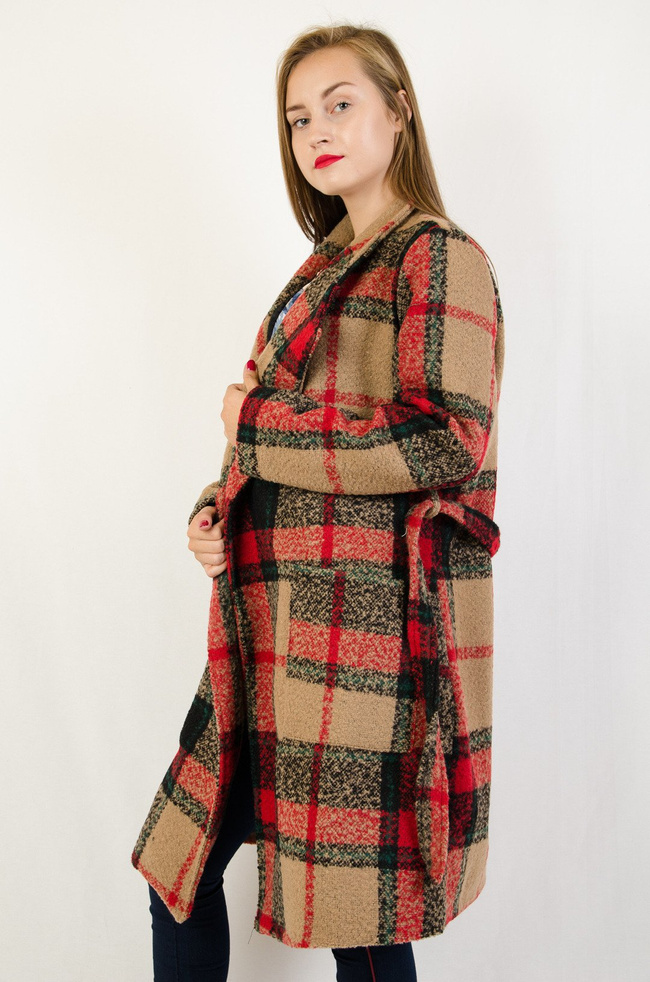 Beżowy płaszcz w kratę z wiązaniem w pasie