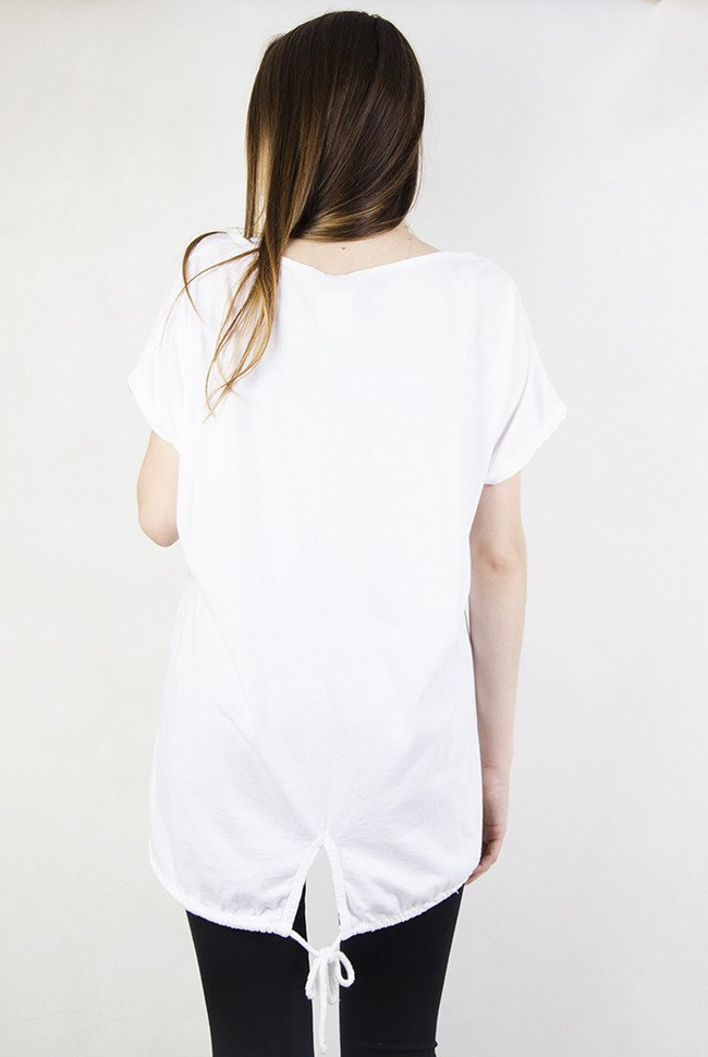 Biała, asymetryczna bluzka z czerwonymi akcentami