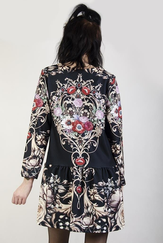 Wzorzysta, czarna sukienka z falbaną na dole