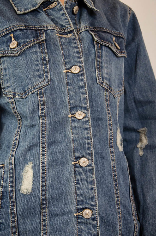  Długa kurtka jeansowa z przetarciami