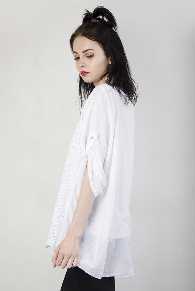 Biała bluzka z wyciętym wzorem, z cekinami