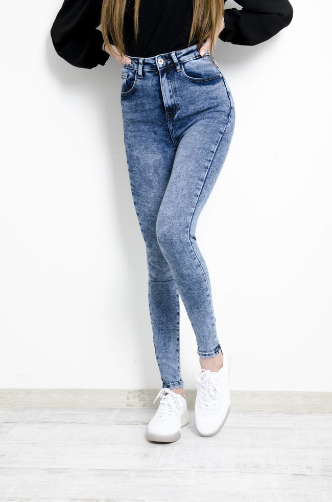 PRZYLEGAJĄCE SPODNIE RURKI JEANSOWE Z BARDZO WYSOKIM STANEM