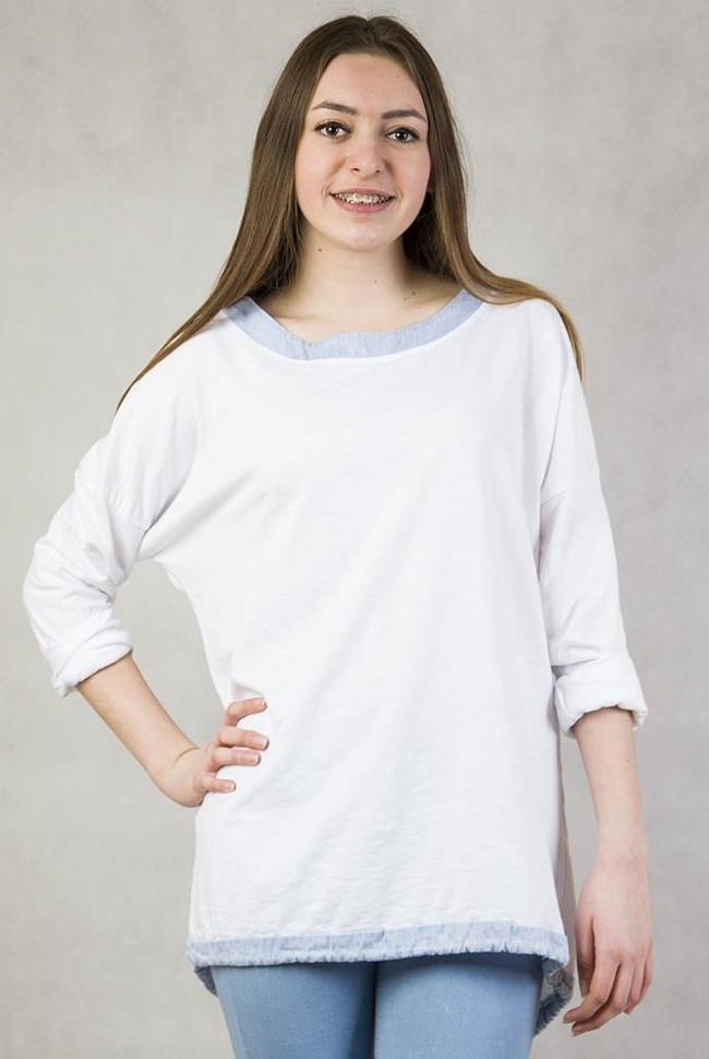 Asymetryczna biała bluzka ściągana oraz wiązana na dole