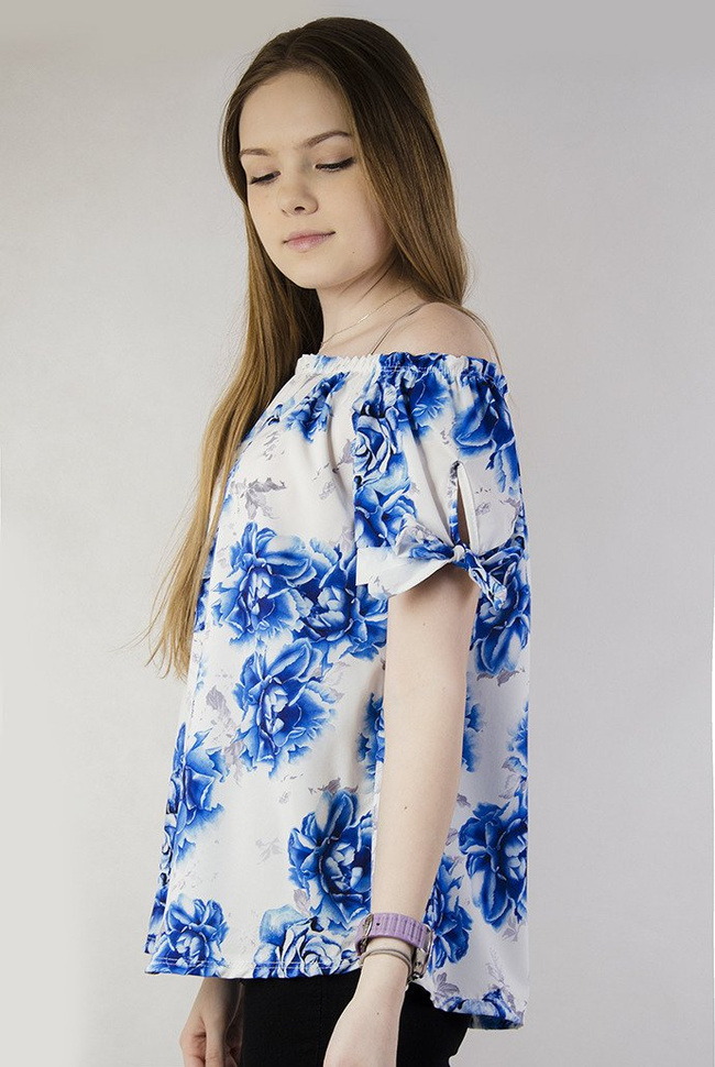 Biała bluzka hiszpanka w niebieskie kwiaty