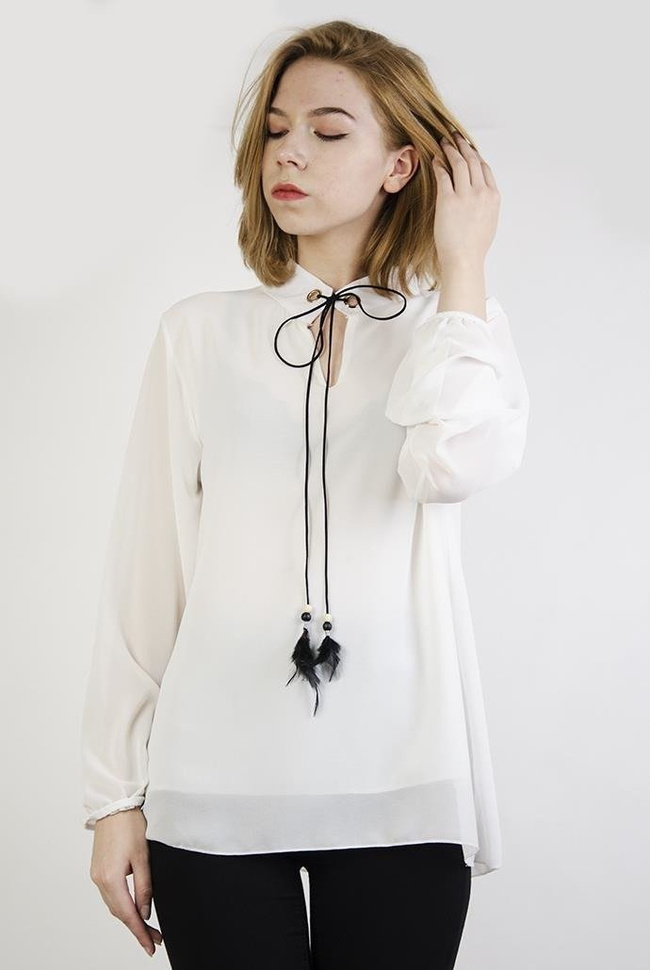 Biała bluzka koszulowa z rzemykiem przy szyi