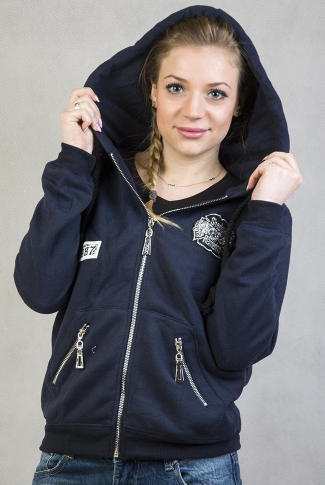 Granatowa bluza z kapturem zapinana na zamek z naszywkami