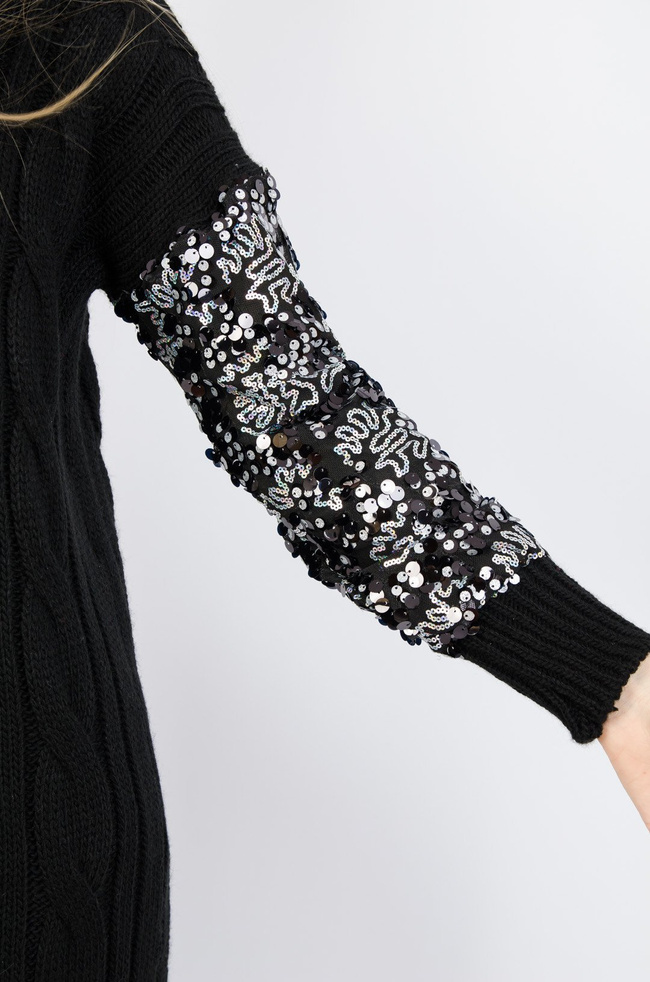 CZARNA SWETERKOWA SUKIENKA Z CEKINOWYMI RĘKAWAMI
