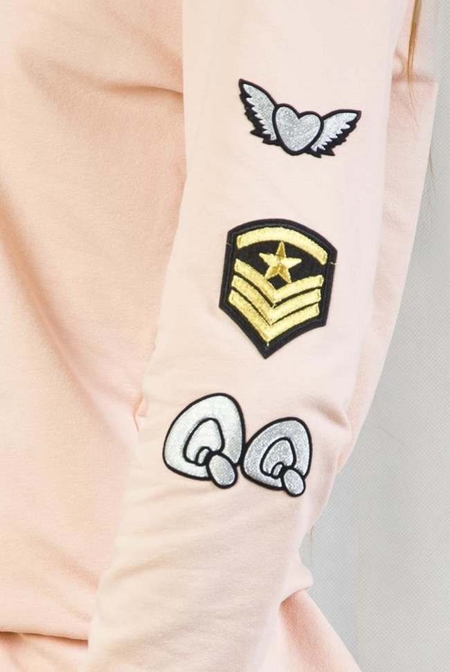 Jasno-różowa bluzka na długi rękaw z naszywkami